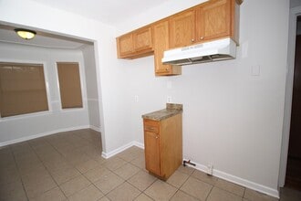 22480 Lambrecht Ave in Eastpointe, MI - Foto de edificio - Building Photo