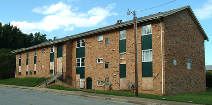 Edgewood Apartments in Hopewell, VA - Building Photo - Building Photo