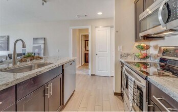 6400 Christie Ave, Unit 2315 in Emeryville, CA - Building Photo - Building Photo