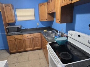 2237 Simms St in Hollywood, FL - Foto de edificio - Building Photo