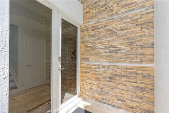 302 NE 8th Ave in Fort Lauderdale, FL - Foto de edificio - Building Photo