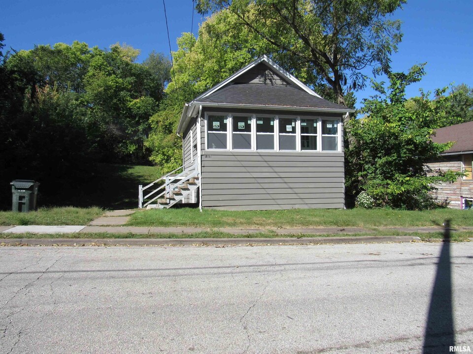 1322 Spring St in Davenport, IA - Building Photo