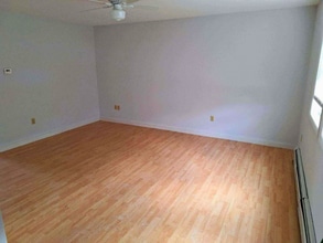 14 Colby Way, Unit B in Ellsworth, ME - Foto de edificio - Building Photo