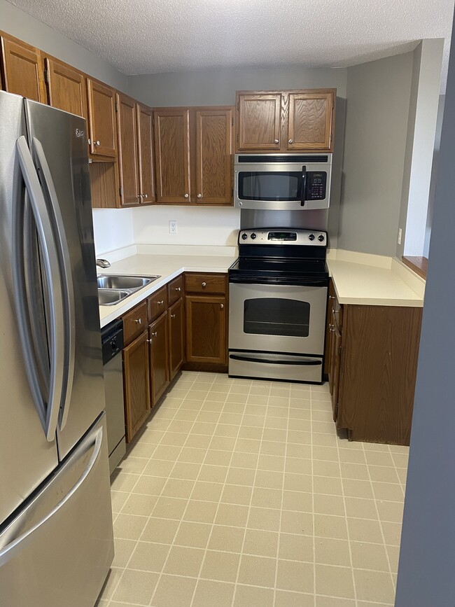 6500 Woodlake Dr, Unit 1013 in Richfield, MN - Foto de edificio - Building Photo