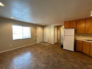 548-548 SW 3rd St in Madras, OR - Building Photo - Building Photo