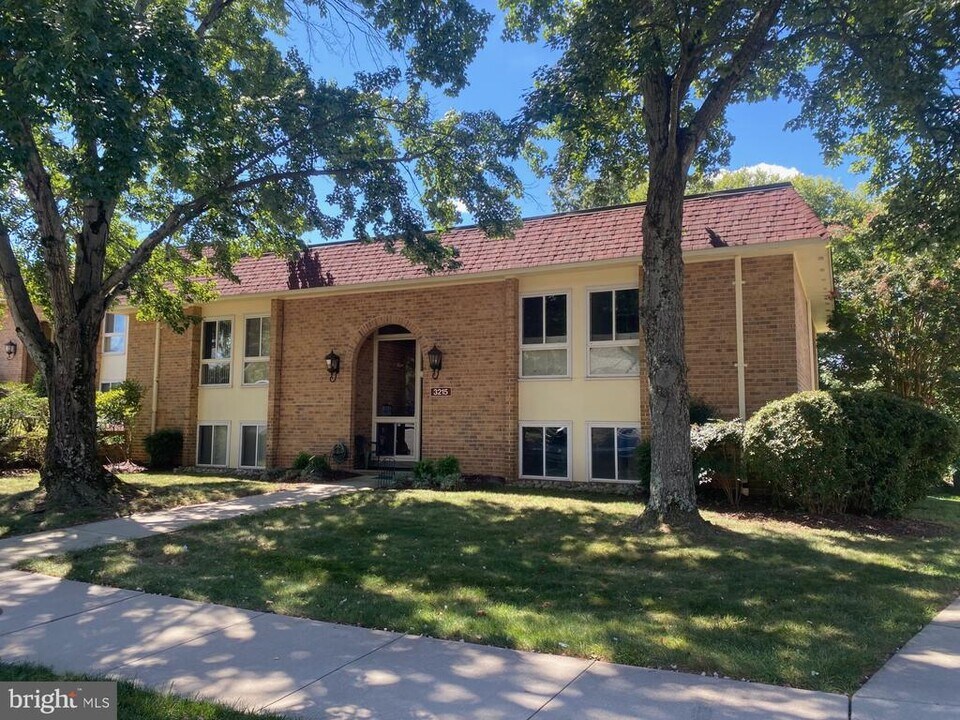 3215 S Leisure World Blvd in Silver Spring, MD - Building Photo