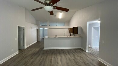 8018 Shepherd Ave in Spring Hill, FL - Building Photo - Building Photo