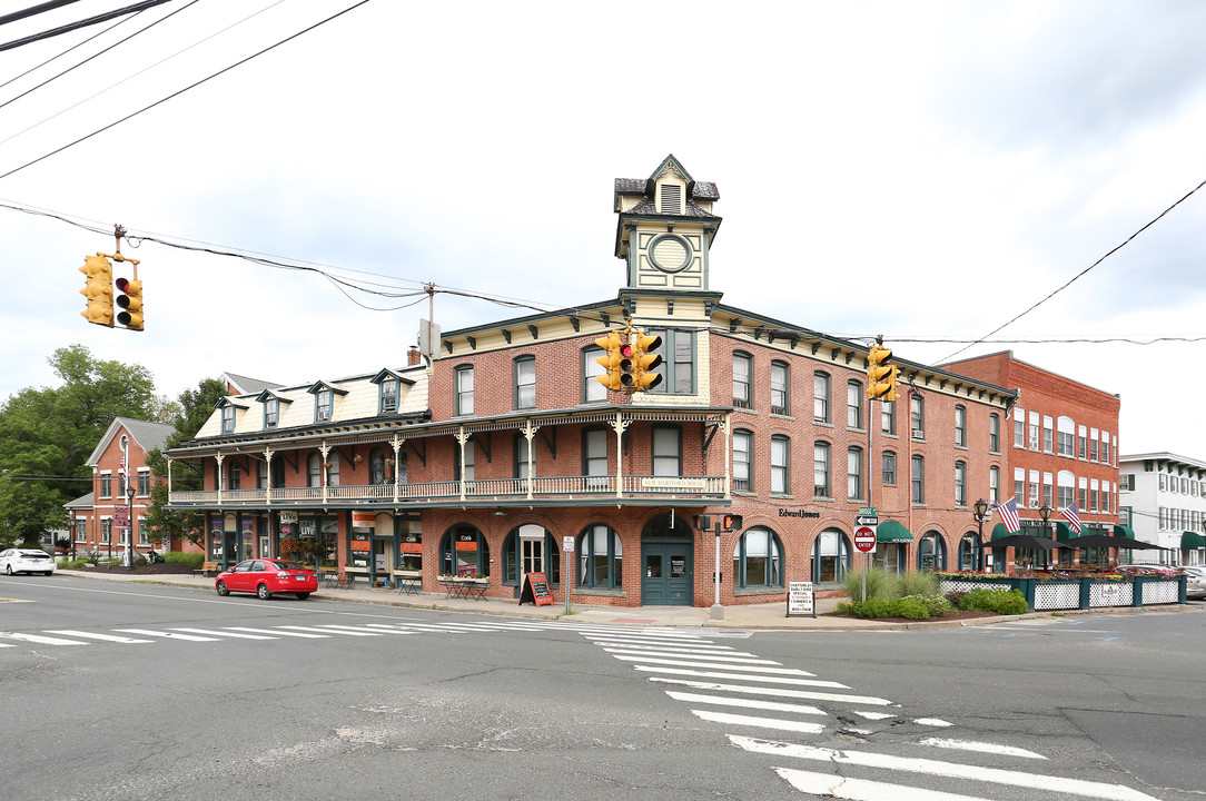 526 Main St in New Hartford, CT - Building Photo