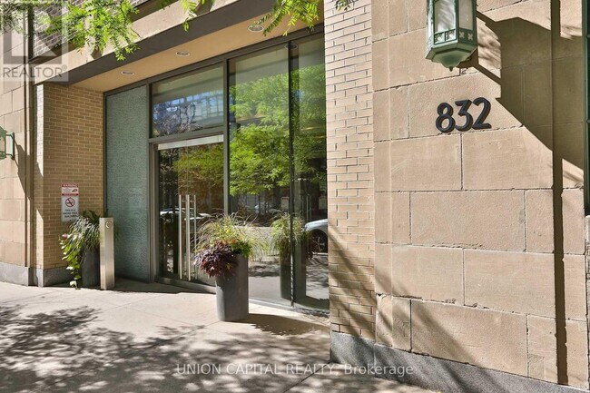 832-2832 Bay St. in Toronto, ON - Building Photo - Building Photo