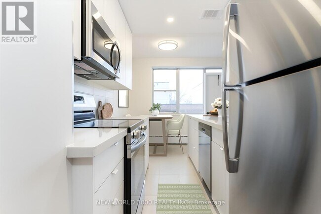 1220 Bayview Ave in Toronto, ON - Building Photo - Building Photo