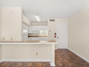 710 Iris St, Unit 108 in Lake Charles, LA - Foto de edificio - Building Photo