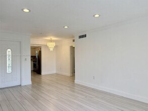 7300 SW 82nd St in Miami, FL - Building Photo - Building Photo
