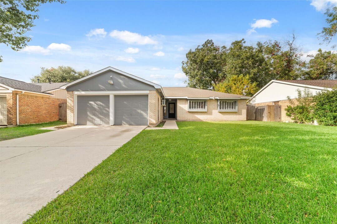 11222 Sandstone St in Houston, TX - Building Photo