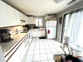 295 W Wyoming Ave, Unit 3A in Stoneham, MA - Building Photo - Building Photo