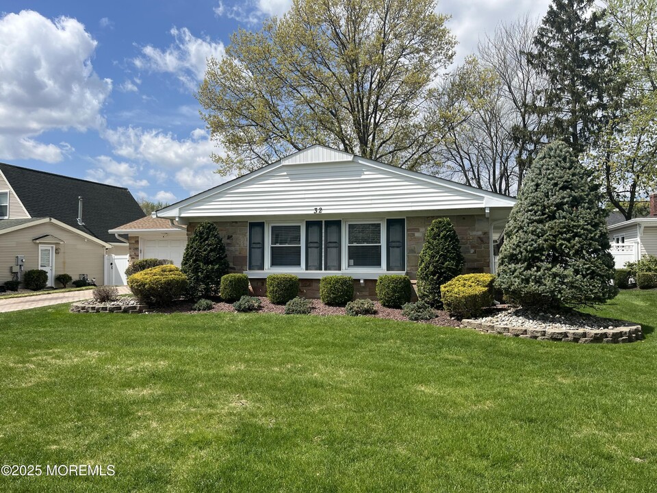 32 Idlewild Ln in Matawan, NJ - Building Photo