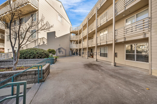 929 E El Camino Real, Unit Apt 120E in Sunnyvale, CA - Foto de edificio - Building Photo