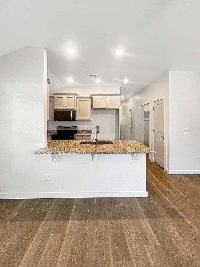 property at 805 SW Summit Ave