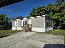 100 Lisa Ln in Greenacres, FL - Building Photo