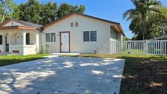 1068 NW 112th St in Miami, FL - Building Photo