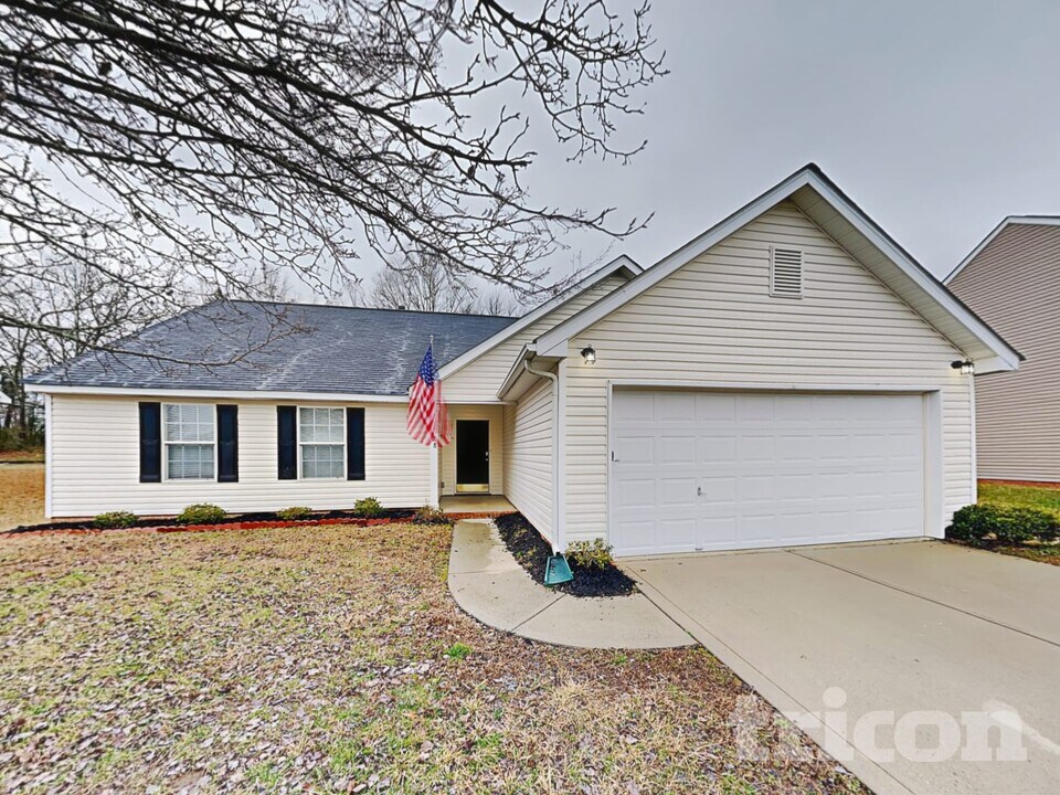 428 Glencroft Dr in Wingate, NC - Foto de edificio