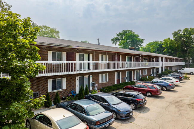 Colonial Apartments in Monona, WI - Foto de edificio - Building Photo