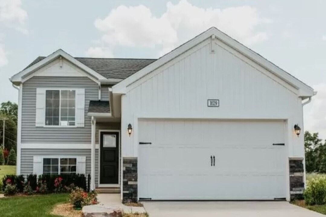 2770 Jordan River Dr in Fowlerville, MI - Building Photo