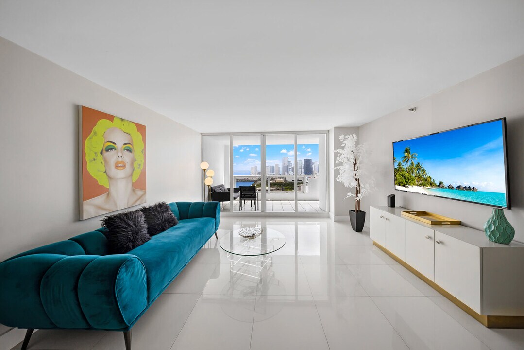 1717 N Bayshore Dr in Miami, FL - Building Photo