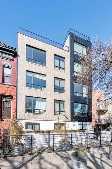 299 Van Buren St, Unit 2C in Brooklyn, NY - Building Photo - Building Photo