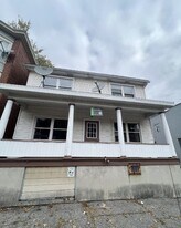 321 W Broad St in Tamaqua, PA - Building Photo