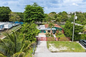 7245 S Waterway Dr in Miami, FL - Building Photo - Building Photo