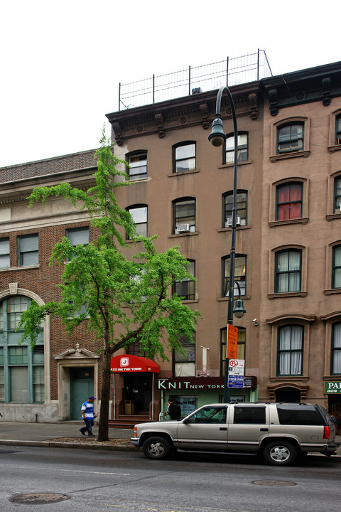 307 E 14th St in New York, NY - Building Photo