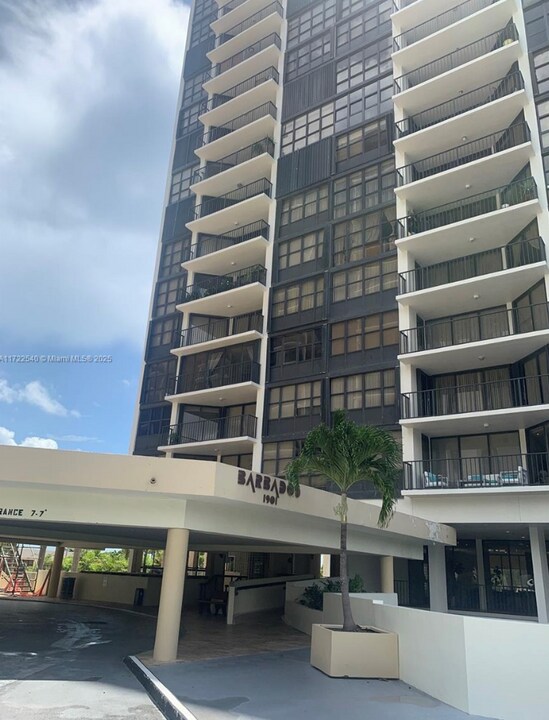 1901 Brickell Ave, Unit B1011 in Miami, FL - Building Photo