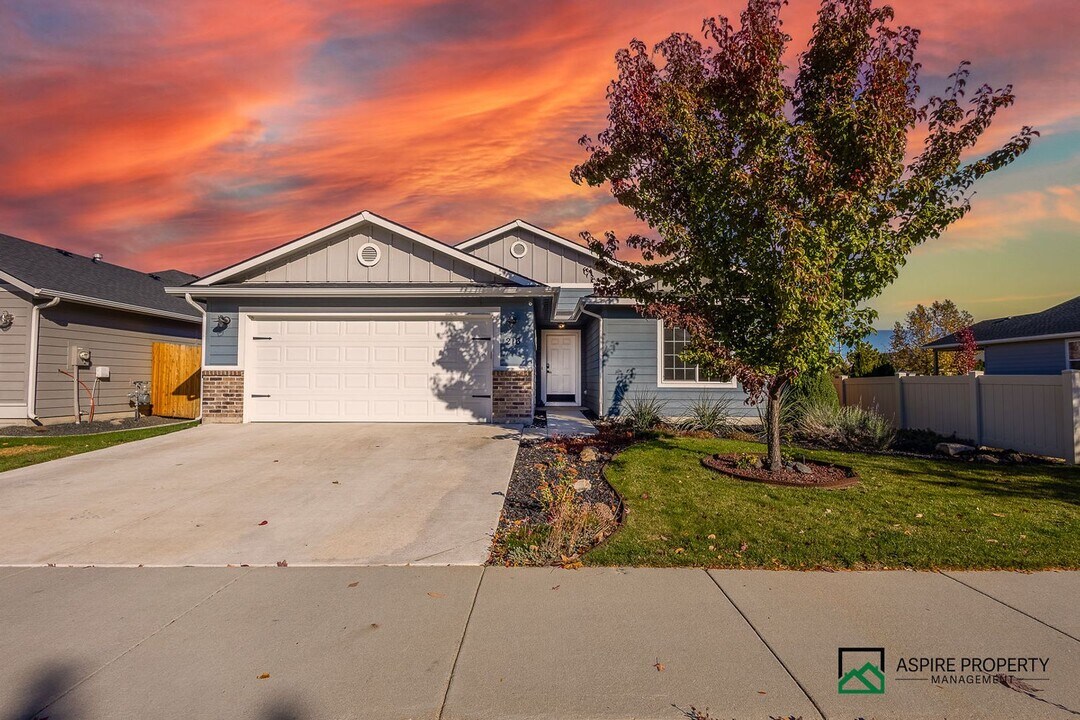 216 W Peach Springs St in Meridian, ID - Building Photo