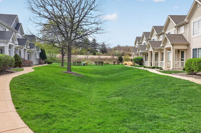 644 Lincoln Station Dr in Oswego, IL - Building Photo - Building Photo