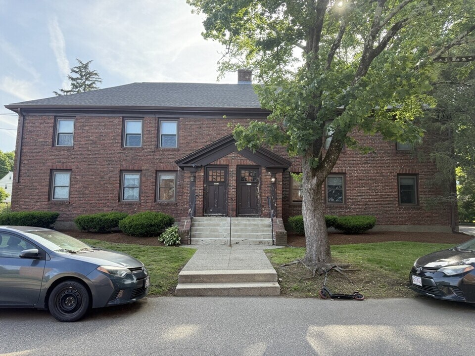 12 Weston Ct in Braintree, MA - Building Photo