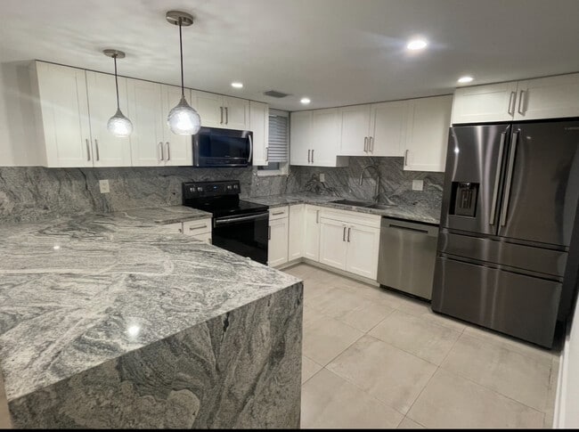 607 Velarde Ave in Coral Gables, FL - Building Photo - Building Photo
