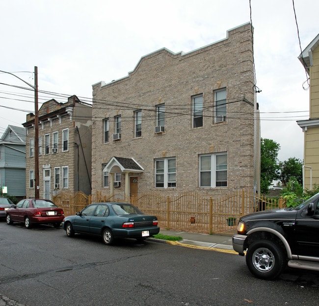 160 Ogden Ave in Harrison, NJ - Foto de edificio - Building Photo