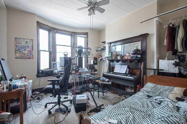 4 Linden St, Unit 1 - room
