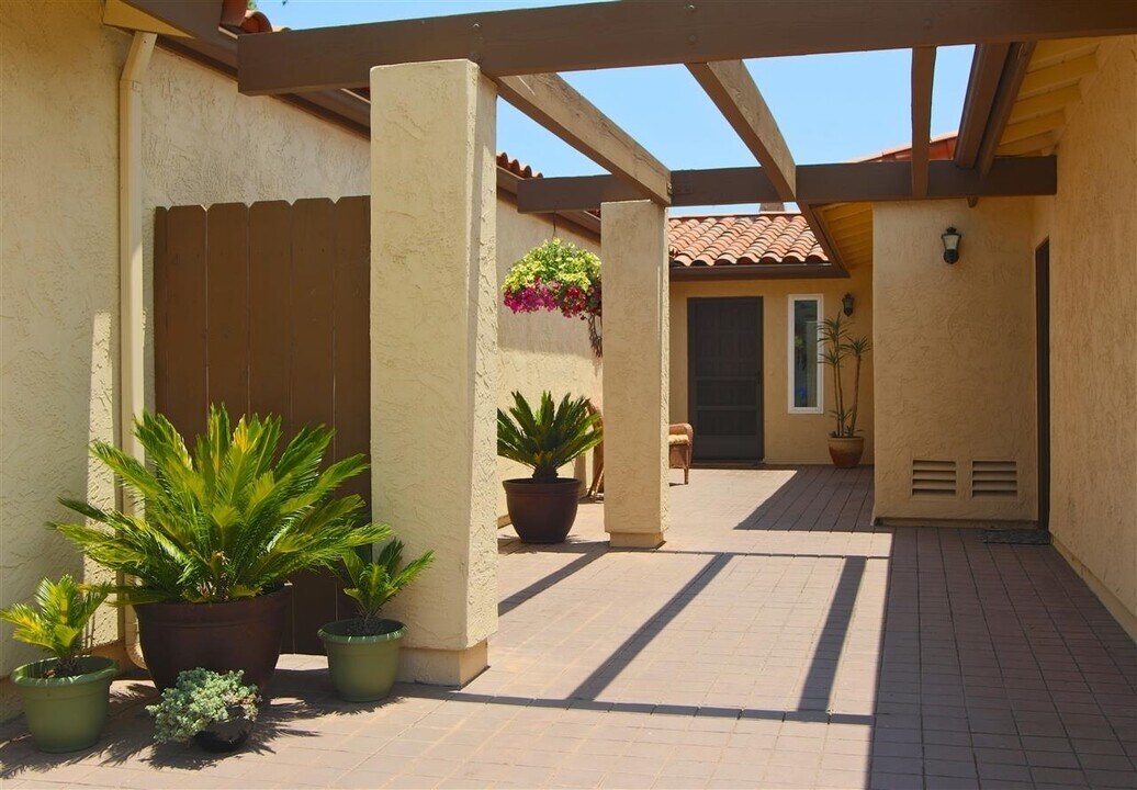 6821 Fashion Hills Blvd in San Diego, CA - Building Photo