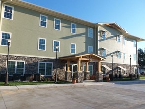 Riverview Senior Residences in Hutchinson, KS - Foto de edificio - Building Photo