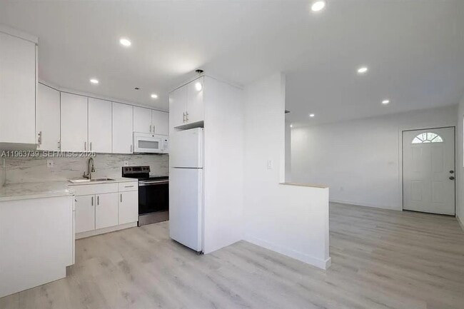 1555 NW 34th St in Miami, FL - Building Photo - Building Photo