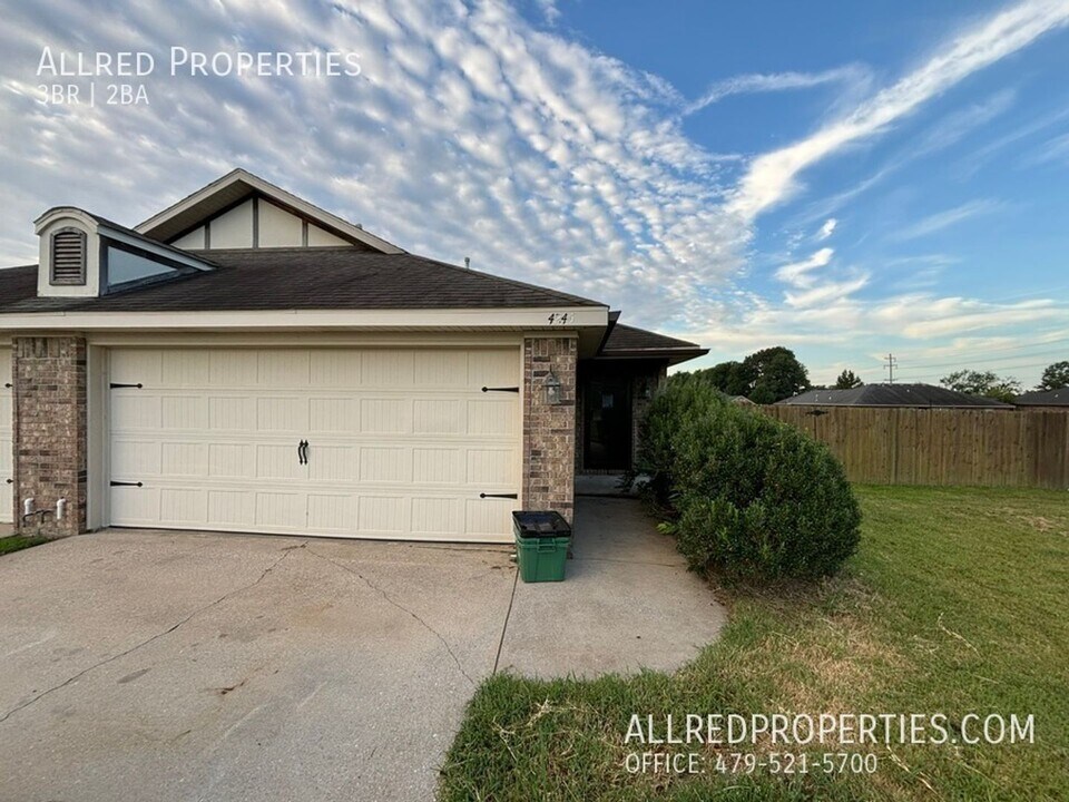 4243-4245 W Titus Dr in Fayetteville, AR - Building Photo
