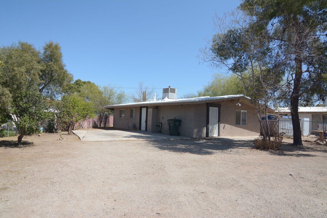 2825 E Menor Stravenue in Tucson, AZ - Building Photo