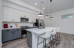 970 Highland Sound Ln in Houston, TX - Building Photo