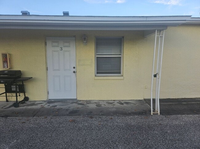 271 Ridge Rd NW in Largo, FL - Foto de edificio - Building Photo