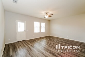 7435 Boa Holw in San Antonio, TX - Building Photo - Building Photo