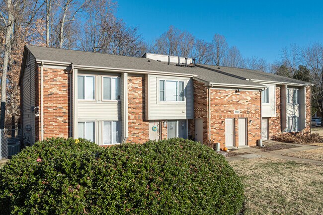 Country Place Apartments in Richmond, VA - Building Photo - Primary Photo