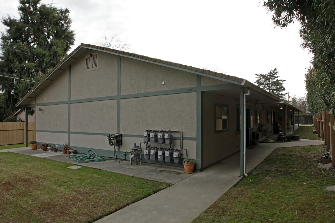 300 Harding Ave in Sacramento, CA - Foto de edificio