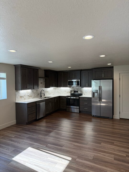 81 N 950 W in Clearfield, UT - Building Photo