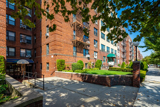 160 Ocean Pky in Brooklyn, NY - Building Photo - Building Photo